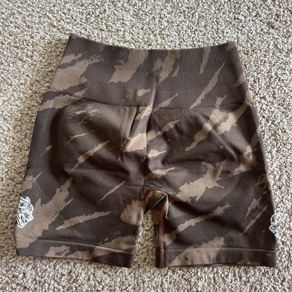 DarcSport Wolves Forever Seamless Everson Shorts in Mojave Brown Native Camo